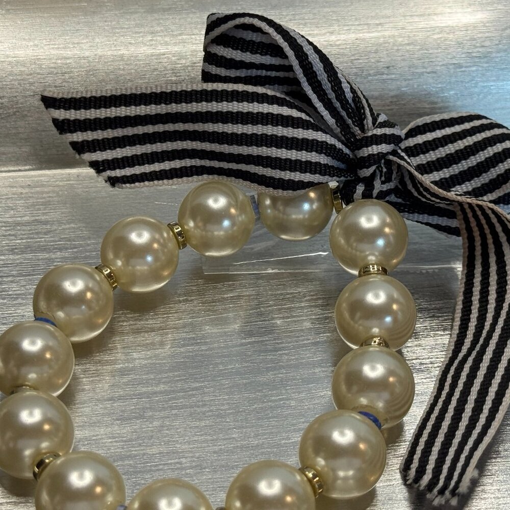 🌼 Vintage-Inspired Pearl Stretch Bracelet w/ Striped Ribbon Bow - Picture 2 of 3
